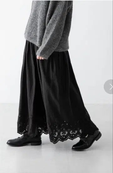 카구레 스캘럽 자수 개더 스커트 블랙
