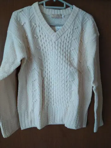 아이보리 V넥 케이블 짜임 스웨터