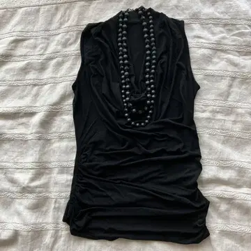 노베스파지오 블랙 슬리브리스 드레이프 디자인 티셔츠 & 2연 목걸이