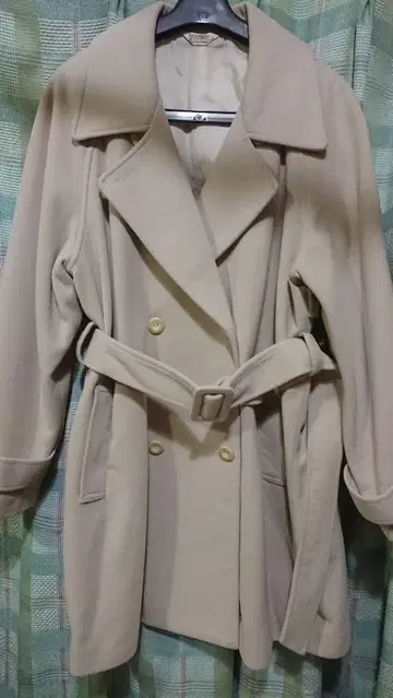 베이지 더블 브레스트 코트