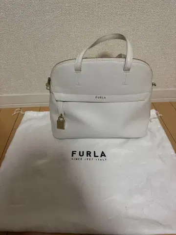 FURLA 화이트 핸드백 수납 가방 포함
