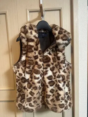 레오파드 무늬 후드 부착 퍼 베스트