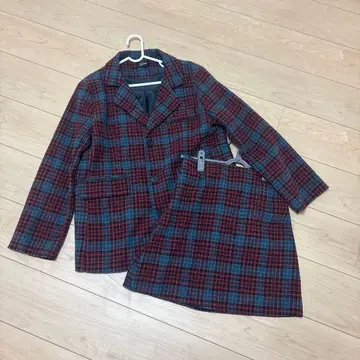 빨간색과 파랑색의 체크 무늬 셋업