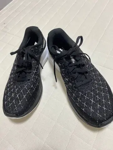 새상품급 Under Armour Flow 블랙/화이트 스니커즈 24.5