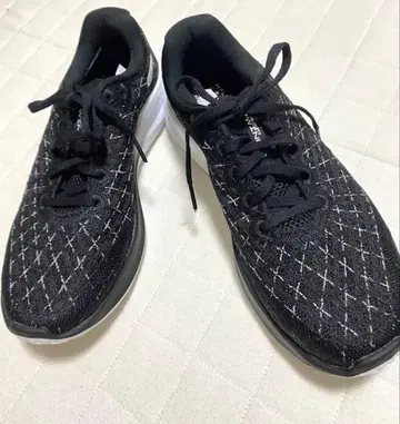 새상품급 Under Armour Flow 블랙/화이트 스니커즈 24.5