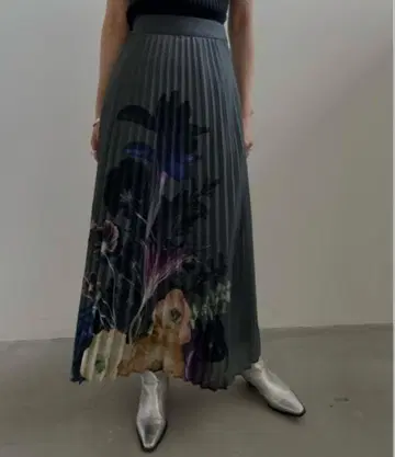 MEDI ROENTGEN FLOWER PLEATS SKIRT