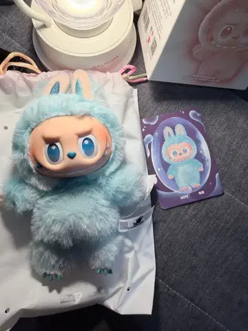 POP MART THE MONSTERS Big into Ener 인형