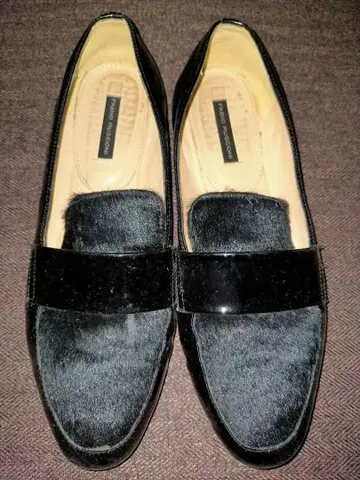 블랙 로퍼 퍼와 에나멜 소재