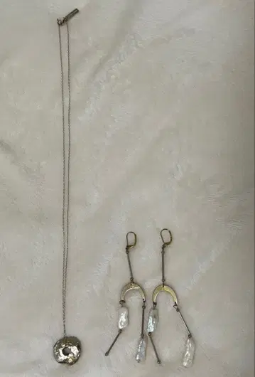 유리카아쿠츠 엔 롱 네크리스 & 펄 귀걸이