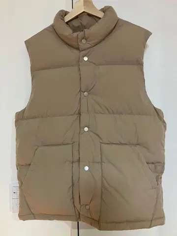 gu 다운 베스트 스탠드 카라 베이지