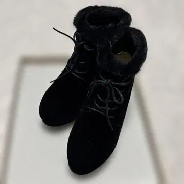 블랙 퍼 포함 스웨이드 부츠 중간 힐