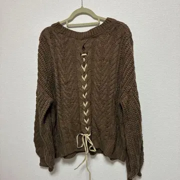 브라운 케이블 짜임 니트 스웨터