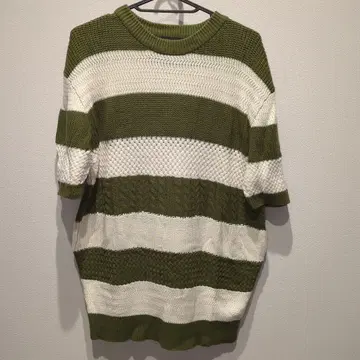 SENSE OF PLACE 올리브 그린 화이트 스트라이프 반팔 니트