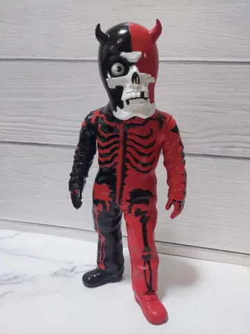 BALZAC 스컬맨 빨강/검정 하프 어둠