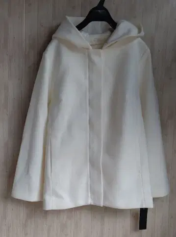 인시드 후드 부착 숏코트 화이트