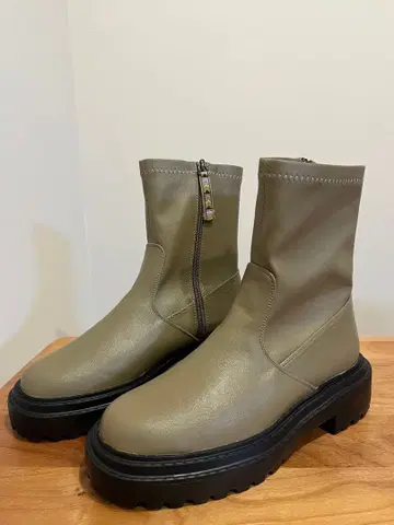 미사용 새상품 티티카카 (titicaca) 스트레치 숏부츠 카키