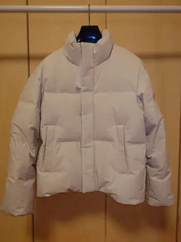 유니클로 심리스 다운 자켓 M 사이즈 내추럴