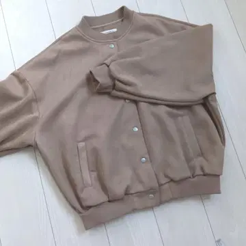 베이지 맨투맨 점퍼