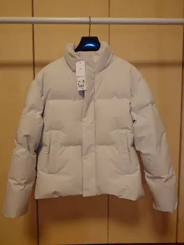 유니클로 심리스 다운 자켓 M 사이즈 내추럴