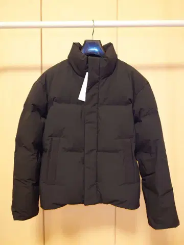 유니클로 심리스 다운 자켓 M 사이즈 블랙