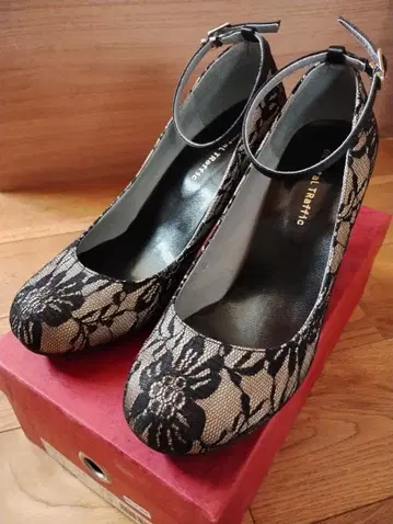 오리엔탈 트래픽 펌프스 꽃무늬 레이스 포멀 세레모니