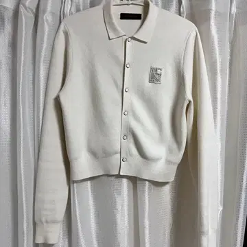 CABaN 코튼 캐시미어 펄 로고 폴로 가디건 화이트