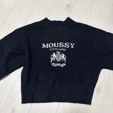 MOUSSY 네이비 로고 크롭 스웨터