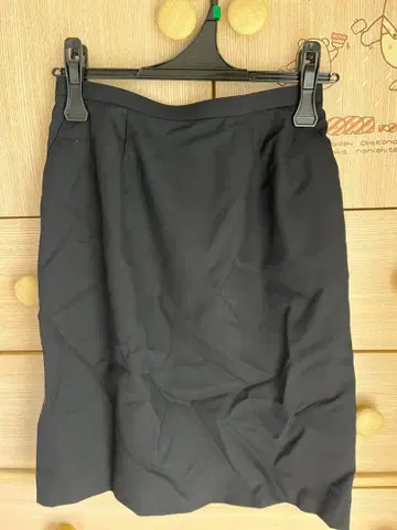 블랙 미디 스커트 플리츠 디자인