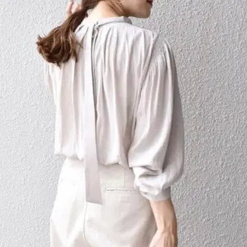 SHIPS 셔링 백 타이 블라우스 그레이지 드레이프감 블라우스