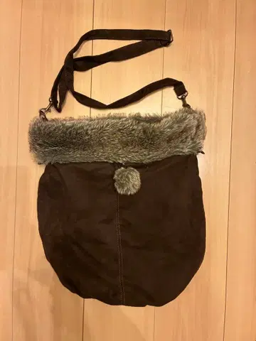 melrose 스웨이드 숄더백 퍼 포함