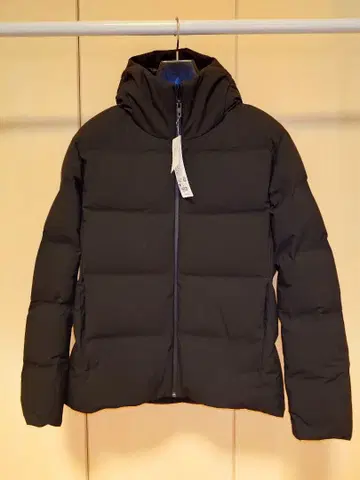 유니클로 심리스 다운 파카 M 사이즈 블랙