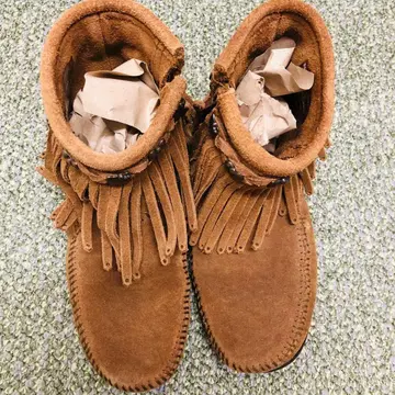 미네통카 프린지 장식 브라운 부츠 헬로키티