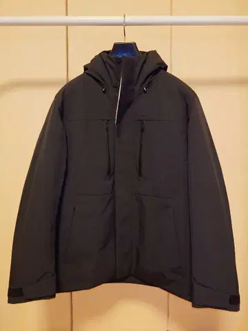 유니클로 하이브리드 다운 파카 M 사이즈 블랙