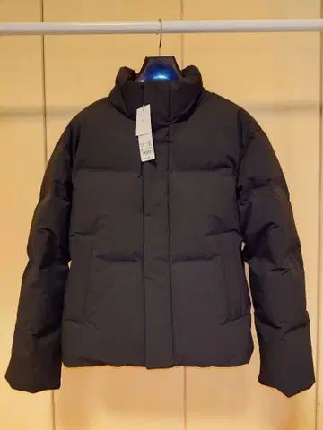 유니클로 심리스 다운 자켓 M 사이즈 블랙