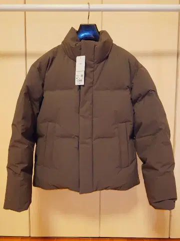 유니클로 심리스 다운 자켓 M 사이즈 다크 브라운
