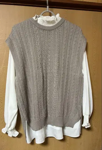 그레이지 케이블 니트 베스트와 화이트 셔츠 세트