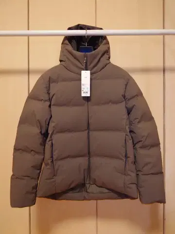 유니클로 심리스 다운 파카 M 사이즈 브라운