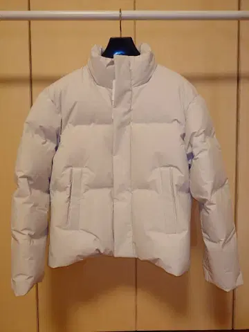 유니클로 심리스 다운 자켓 M 사이즈 내추럴