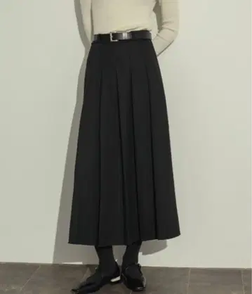 NEUNA 클래식 플리츠 미디 스커트