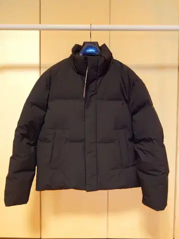 유니클로 심리스 다운 자켓 M 사이즈 블랙