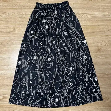 블랙과 화이트의 꽃무늬 플레어 스커트