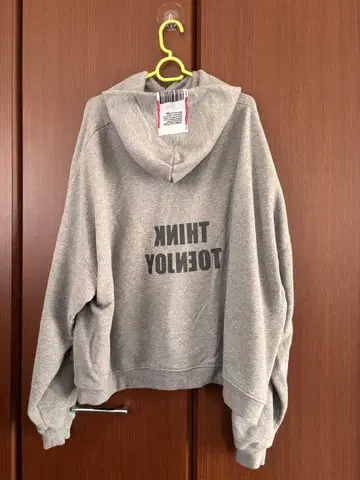 인 더 마켓 백 프린트 로고 후드티