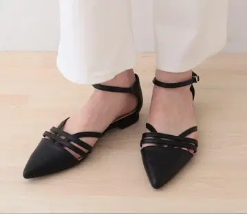 INDIVI (인디비) 크로스 스트랩 플랫 샌들