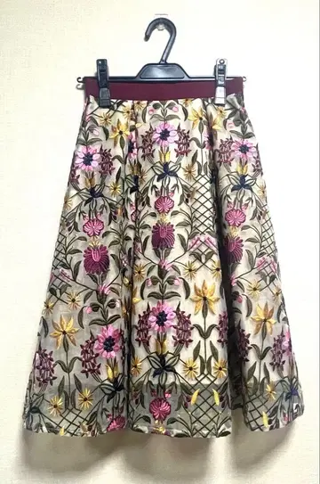 아푸와이저 리셰 오간자 자수 스커트