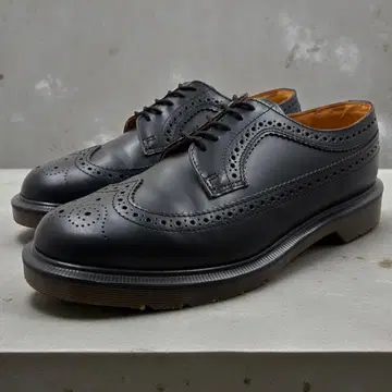 새상품급 닥터마틴 잉글랜드제 UK8 윙팁 블랙 00s