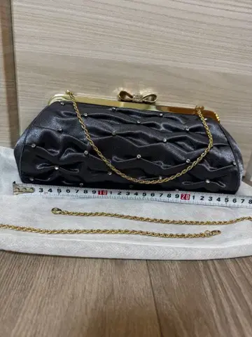 새상품급 비쥬가 달린 그레이 새틴 파티 백