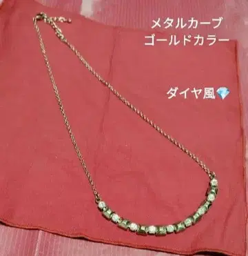 골드 컬러 다이아풍 목걸이 메탈 커브