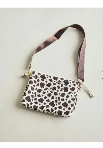 스튜디오 클립 미사용 새상품 숄더백 브라운 달마시안 패턴 완판템