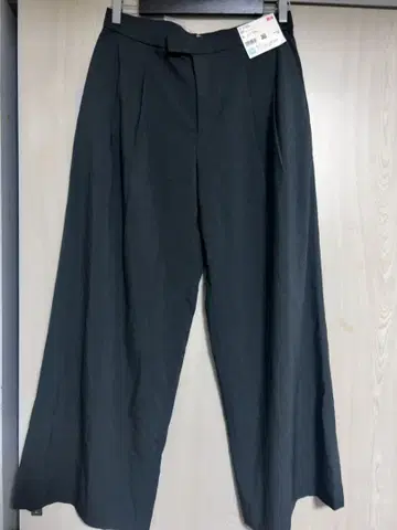 유니클로 C 감동 턱 와이드 팬츠 다크 그레이 XL