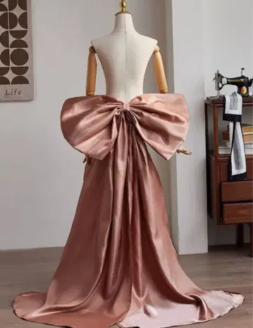 광택감 있는 원단이 고져스한 트레인 부착 빅 사이즈 리본 핑크